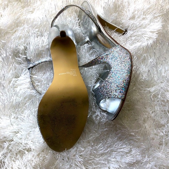 Silver Heels - Picture 8 of 8